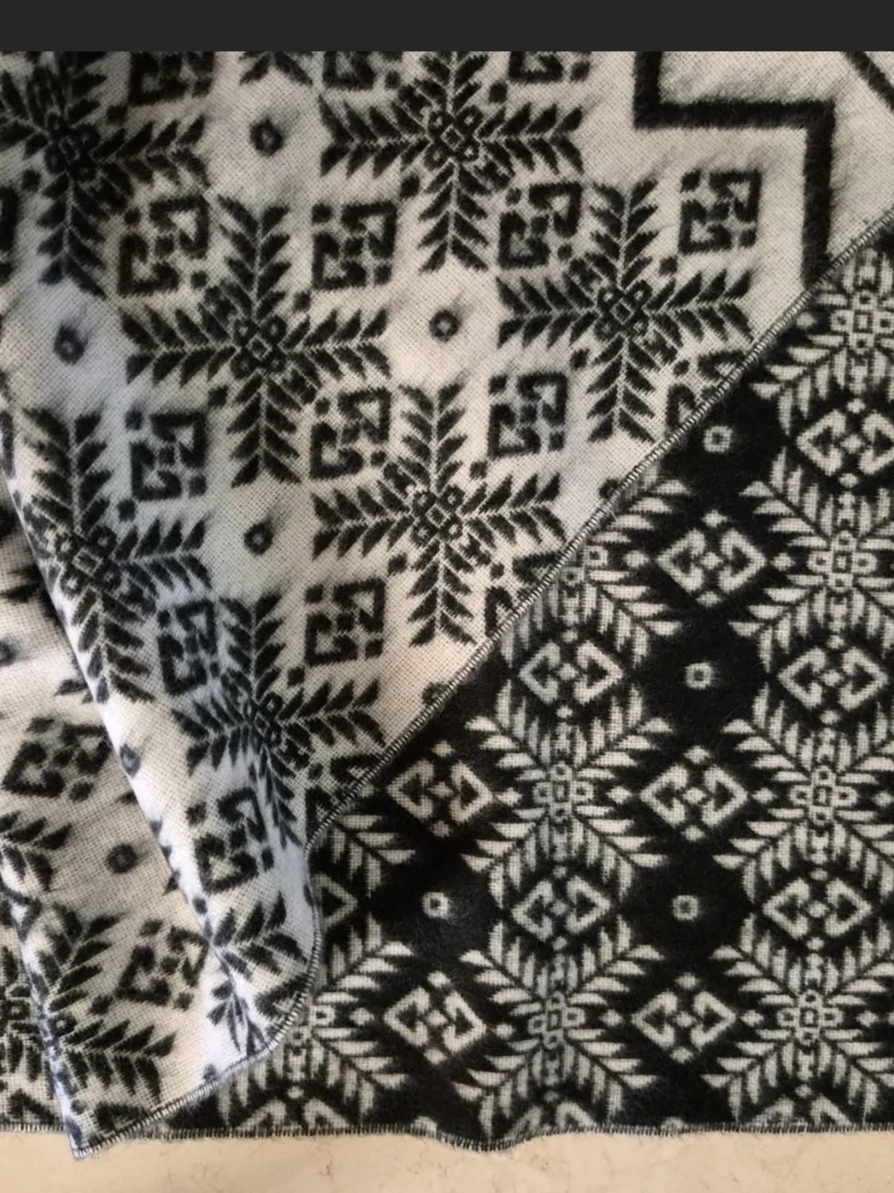 100% Cashmere Hand-Tailored Black & White Fringe Scarf - Made in Germany